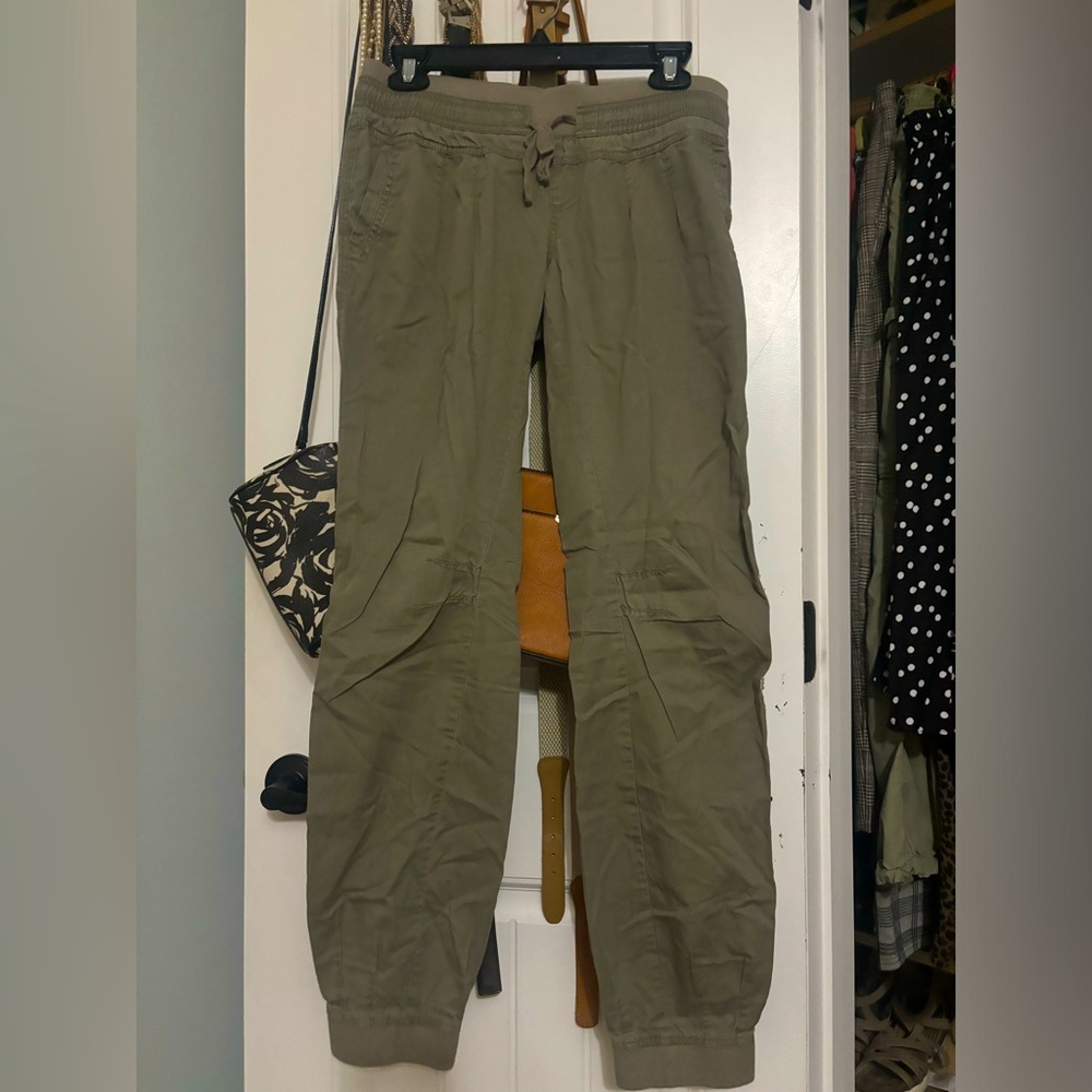 Mudd green lightweight cargo pants in size 5 (also a size 4)